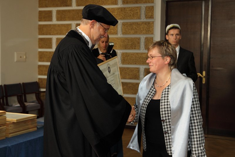 Latvijas Universitātes 94. gadadienai veltīta LU Senāta svinīgā sēde. LU doktoru promocijas ceremonija. LU rektors prof. Mārcis Auziņš pasniedz LU Apliecinājuma rakstu dr. Inesei Dudarevai.