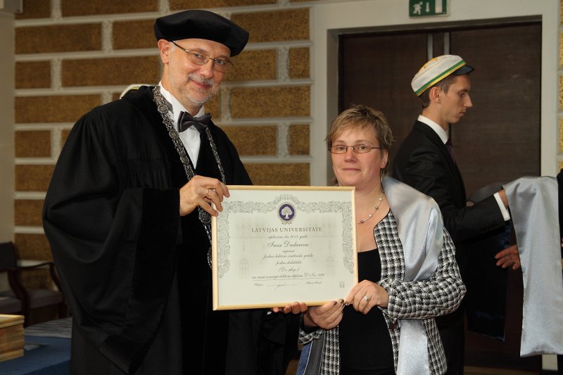 Latvijas Universitātes 94. gadadienai veltīta LU Senāta svinīgā sēde. LU doktoru promocijas ceremonija. LU rektors prof. Mārcis Auziņš pasniedz LU Apliecinājuma rakstu dr. Inesei Dudarevai.