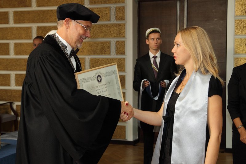 Latvijas Universitātes 94. gadadienai veltīta LU Senāta svinīgā sēde. LU doktoru promocijas ceremonija. LU rektors prof. Mārcis Auziņš pasniedz LU Apliecinājuma rakstu dr. Andai Ruskulei.