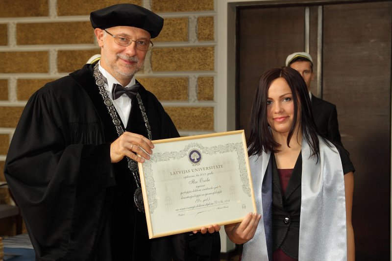 Latvijas Universitātes 94. gadadienai veltīta LU Senāta svinīgā sēde. LU doktoru promocijas ceremonija. LU rektors prof. Mārcis Auziņš pasniedz LU Apliecinājuma rakstu dr. Ilzei Ozolai.