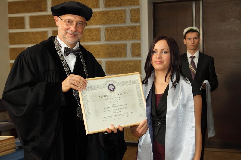 Latvijas Universitātes 94. gadadienai veltīta LU Senāta svinīgā sēde. LU doktoru promocijas ceremonija. LU rektors prof. Mārcis Auziņš pasniedz LU Apliecinājuma rakstu dr. Ilzei Ozolai.