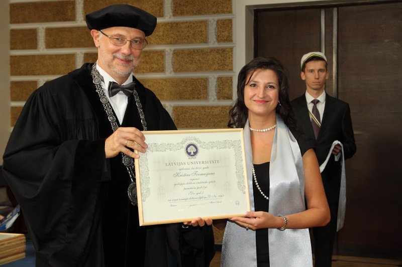 Latvijas Universitātes 94. gadadienai veltīta LU Senāta svinīgā sēde. LU doktoru promocijas ceremonija. LU rektors prof. Mārcis Auziņš pasniedz LU Apliecinājuma rakstu dr. Kristīnei Tovmasjanai.