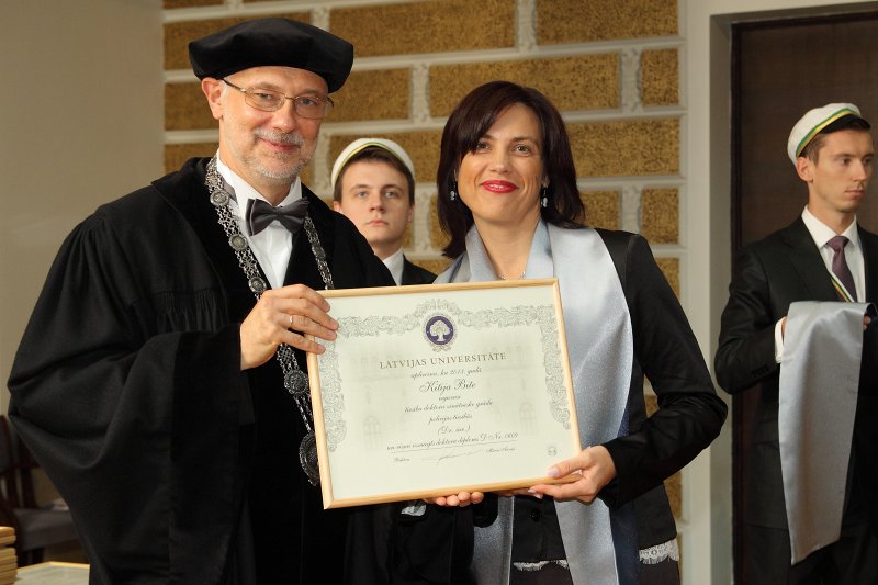 Latvijas Universitātes 94. gadadienai veltīta LU Senāta svinīgā sēde. LU doktoru promocijas ceremonija. LU rektors prof. Mārcis Auziņš pasniedz LU Apliecinājuma rakstu dr. Kitijai Bitei.