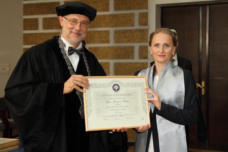 Latvijas Universitātes 94. gadadienai veltīta LU Senāta svinīgā sēde. LU doktoru promocijas ceremonija. LU rektors prof. Mārcis Auziņš pasniedz LU Apliecinājuma rakstu dr. Elīnai Grigorei-Bārai.