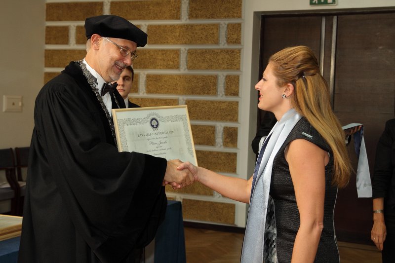 Latvijas Universitātes 94. gadadienai veltīta LU Senāta svinīgā sēde. LU doktoru promocijas ceremonija. LU rektors prof. Mārcis Auziņš pasniedz LU Apliecinājuma rakstu dr. Petrai Janulei.