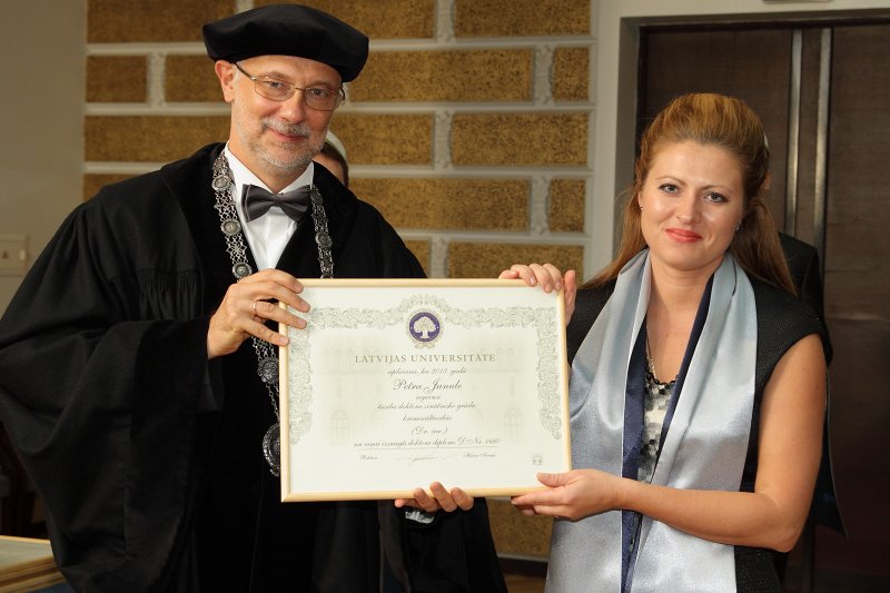 Latvijas Universitātes 94. gadadienai veltīta LU Senāta svinīgā sēde. LU doktoru promocijas ceremonija. LU rektors prof. Mārcis Auziņš pasniedz LU Apliecinājuma rakstu dr. Petrai Janulei.