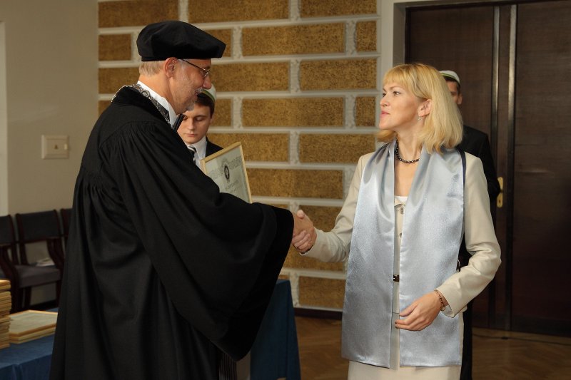 Latvijas Universitātes 94. gadadienai veltīta LU Senāta svinīgā sēde. LU doktoru promocijas ceremonija. LU rektors prof. Mārcis Auziņš pasniedz LU Apliecinājuma rakstu dr. Ērikai Krutovai.