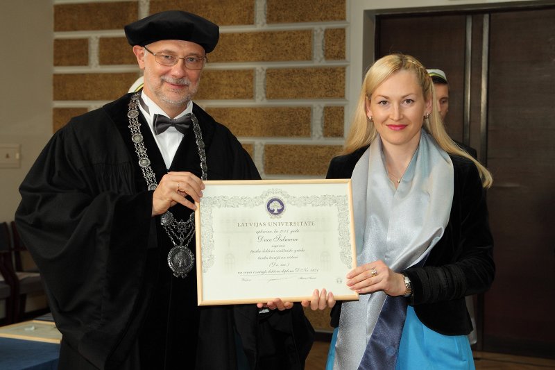 Latvijas Universitātes 94. gadadienai veltīta LU Senāta svinīgā sēde. LU doktoru promocijas ceremonija. LU rektors prof. Mārcis Auziņš pasniedz LU Apliecinājuma rakstu dr. Dacei Šulmanei.