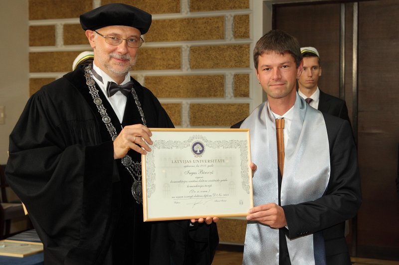 Latvijas Universitātes 94. gadadienai veltīta LU Senāta svinīgā sēde. LU doktoru promocijas ceremonija. LU rektors prof. Mārcis Auziņš pasniedz LU Apliecinājuma rakstu dr. Ingum Bērziņam.