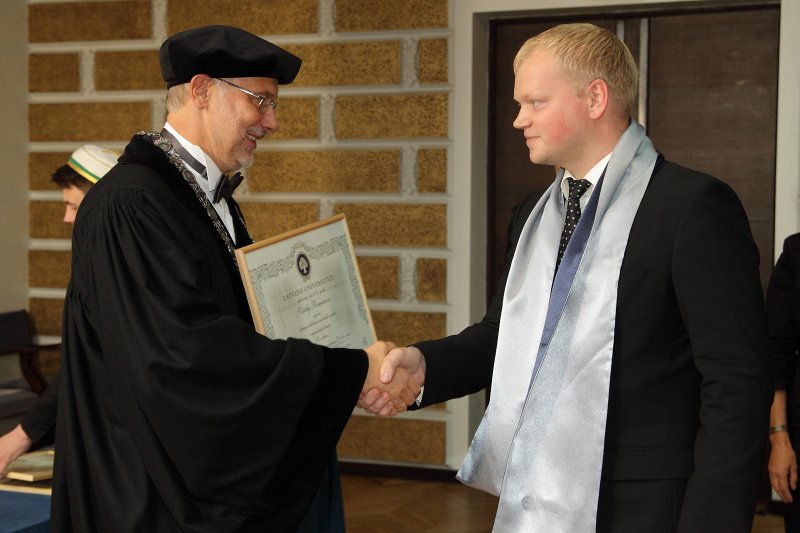 Latvijas Universitātes 94. gadadienai veltīta LU Senāta svinīgā sēde. LU doktoru promocijas ceremonija. LU rektors prof. Mārcis Auziņš pasniedz LU Apliecinājuma rakstu dr. Vitālijam Romanovam.