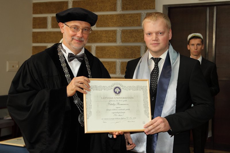 Latvijas Universitātes 94. gadadienai veltīta LU Senāta svinīgā sēde. LU doktoru promocijas ceremonija. LU rektors prof. Mārcis Auziņš pasniedz LU Apliecinājuma rakstu dr. Vitālijam Romanovam.