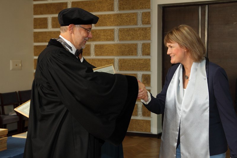 Latvijas Universitātes 94. gadadienai veltīta LU Senāta svinīgā sēde. LU doktoru promocijas ceremonija. LU rektors prof. Mārcis Auziņš pasniedz LU Apliecinājuma rakstu dr. Evai Birzniecei.