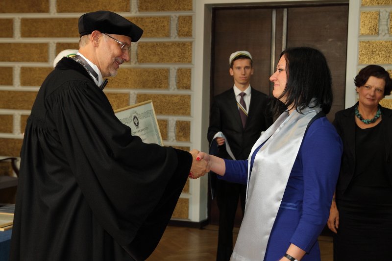 Latvijas Universitātes 94. gadadienai veltīta LU Senāta svinīgā sēde. LU doktoru promocijas ceremonija. LU rektors prof. Mārcis Auziņš pasniedz LU Apliecinājuma rakstu dr. Elīnai Skujiņai.