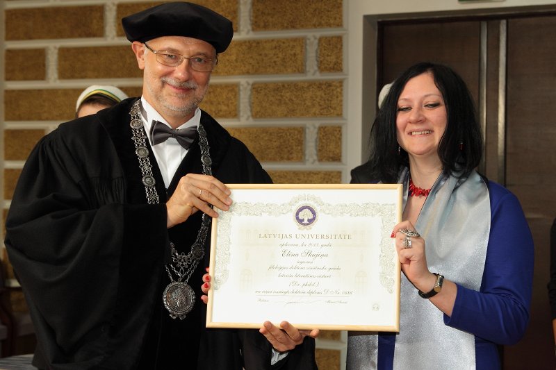 Latvijas Universitātes 94. gadadienai veltīta LU Senāta svinīgā sēde. LU doktoru promocijas ceremonija. LU rektors prof. Mārcis Auziņš pasniedz LU Apliecinājuma rakstu dr. Elīnai Skujiņai.