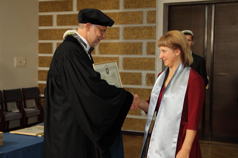 Latvijas Universitātes 94. gadadienai veltīta LU Senāta svinīgā sēde. LU doktoru promocijas ceremonija. LU rektors prof. Mārcis Auziņš pasniedz LU Apliecinājuma rakstu dr. Aijai Cunskai.