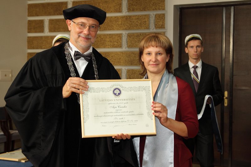 Latvijas Universitātes 94. gadadienai veltīta LU Senāta svinīgā sēde. LU doktoru promocijas ceremonija. LU rektors prof. Mārcis Auziņš pasniedz LU Apliecinājuma rakstu dr. Aijai Cunskai.