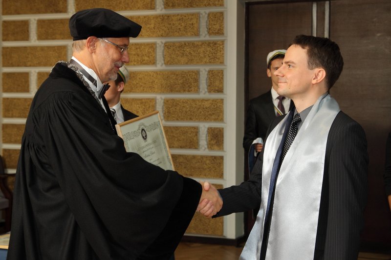 Latvijas Universitātes 94. gadadienai veltīta LU Senāta svinīgā sēde. LU doktoru promocijas ceremonija. LU rektors prof. Mārcis Auziņš pasniedz LU Apliecinājuma rakstu dr. Mārtiņam Libertam.