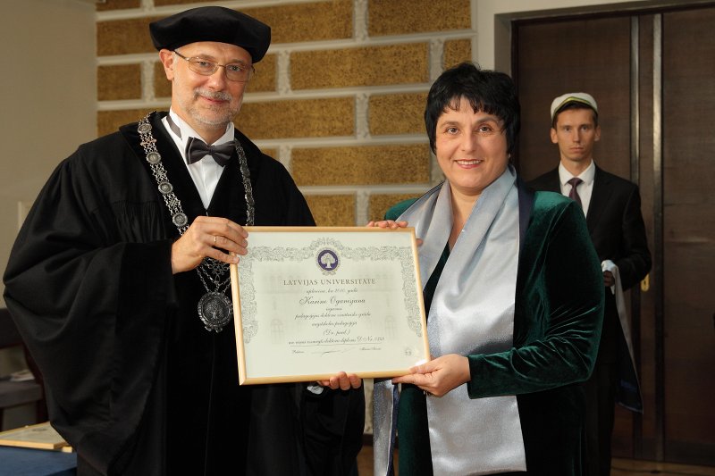 Latvijas Universitātes 94. gadadienai veltīta LU Senāta svinīgā sēde. LU doktoru promocijas ceremonija. LU rektors prof. Mārcis Auziņš pasniedz LU Apliecinājuma rakstu dr. Karinei Oganisjanai.