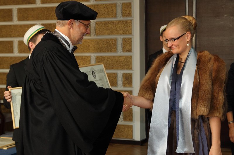 Latvijas Universitātes 94. gadadienai veltīta LU Senāta svinīgā sēde. LU doktoru promocijas ceremonija. LU rektors prof. Mārcis Auziņš pasniedz LU Apliecinājuma rakstu dr. Norai Jansonei-Ratinikai.