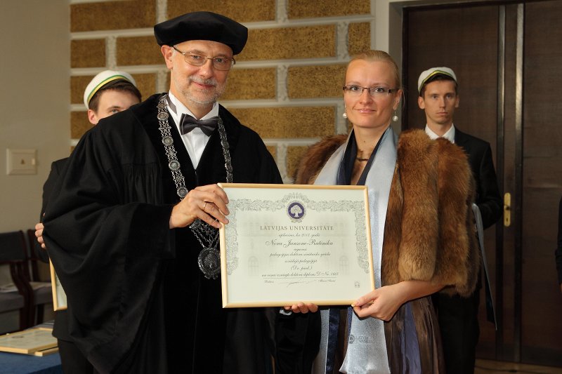 Latvijas Universitātes 94. gadadienai veltīta LU Senāta svinīgā sēde. LU doktoru promocijas ceremonija. LU rektors prof. Mārcis Auziņš pasniedz LU Apliecinājuma rakstu dr. Norai Jansonei-Ratinikai.