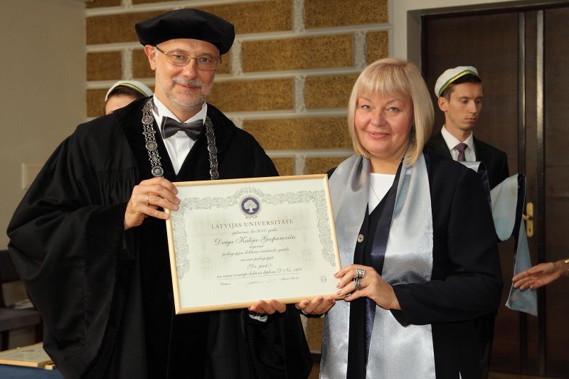 Latvijas Universitātes 94. gadadienai veltīta LU Senāta svinīgā sēde. LU doktoru promocijas ceremonija. LU rektors prof. Mārcis Auziņš pasniedz LU Apliecinājuma rakstu dr. Daigai Kalējai Gasparovičai.