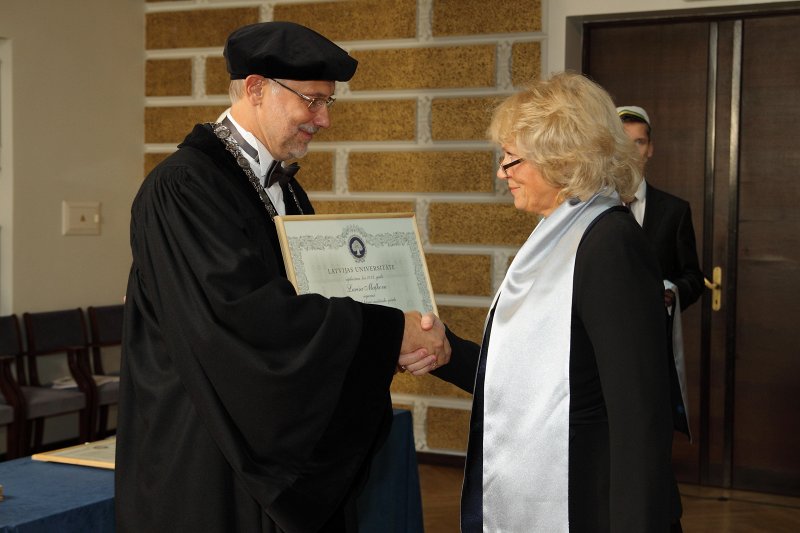 Latvijas Universitātes 94. gadadienai veltīta LU Senāta svinīgā sēde. LU doktoru promocijas ceremonija. LU rektors prof. Mārcis Auziņš pasniedz LU Apliecinājuma rakstu dr. Larisai Meļkovai.