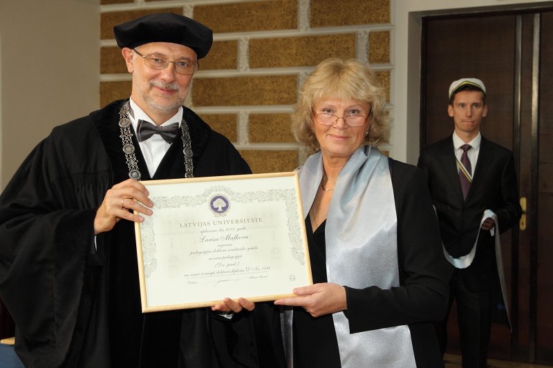 Latvijas Universitātes 94. gadadienai veltīta LU Senāta svinīgā sēde. LU doktoru promocijas ceremonija. LU rektors prof. Mārcis Auziņš pasniedz LU Apliecinājuma rakstu dr. Larisai Meļkovai.