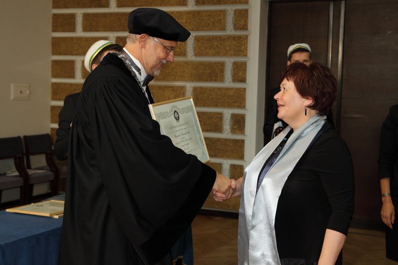 Latvijas Universitātes 94. gadadienai veltīta LU Senāta svinīgā sēde. LU doktoru promocijas ceremonija. LU rektors prof. Mārcis Auziņš pasniedz LU Apliecinājuma rakstu dr. Ingrīdai Muraškovskai.