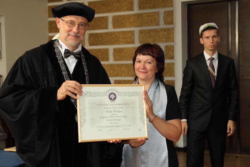 Latvijas Universitātes 94. gadadienai veltīta LU Senāta svinīgā sēde. LU doktoru promocijas ceremonija. LU rektors prof. Mārcis Auziņš pasniedz LU Apliecinājuma rakstu dr. Inetai Robiņai.