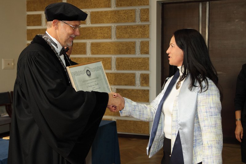 Latvijas Universitātes 94. gadadienai veltīta LU Senāta svinīgā sēde. LU doktoru promocijas ceremonija. LU rektors prof. Mārcis Auziņš pasniedz LU Apliecinājuma rakstu dr. Nataļjai van Gejekai.