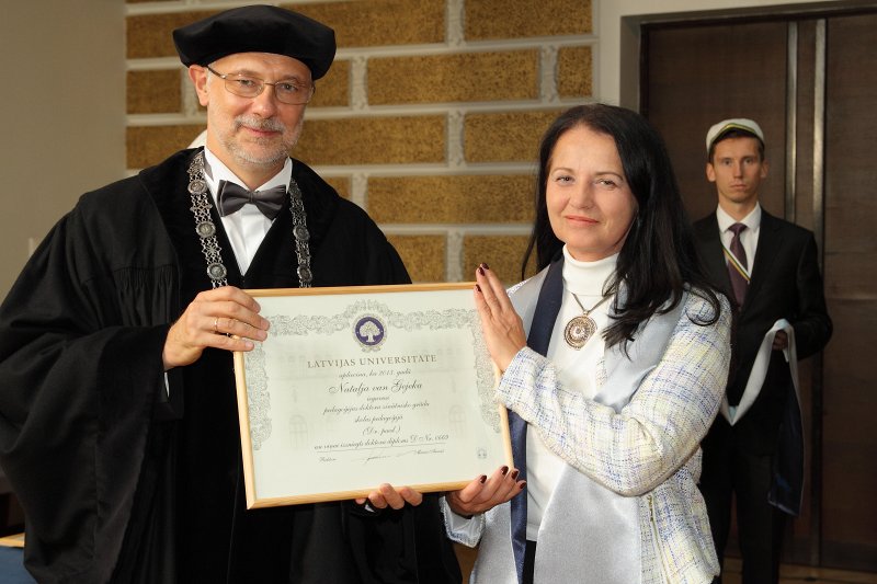 Latvijas Universitātes 94. gadadienai veltīta LU Senāta svinīgā sēde. LU doktoru promocijas ceremonija. LU rektors prof. Mārcis Auziņš pasniedz LU Apliecinājuma rakstu dr. Nataļjai van Gejekai.