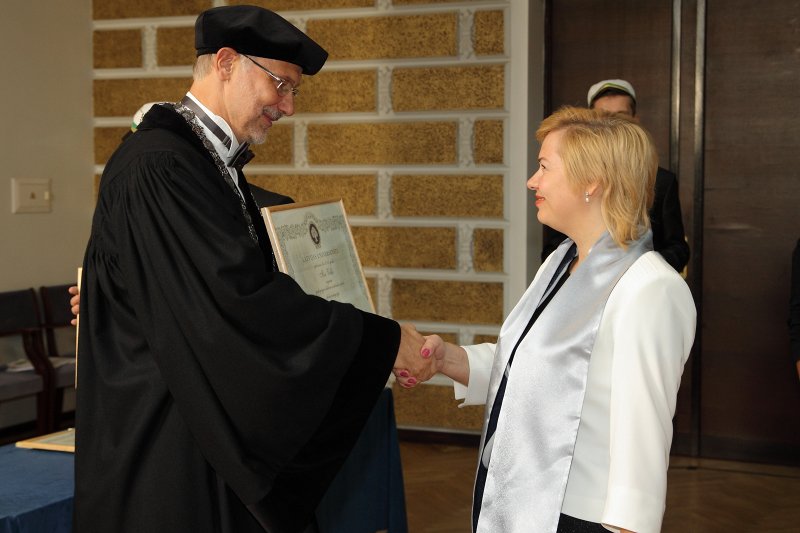 Latvijas Universitātes 94. gadadienai veltīta LU Senāta svinīgā sēde. LU doktoru promocijas ceremonija. LU rektors prof. Mārcis Auziņš pasniedz LU Apliecinājuma rakstu dr. Ilzei Vildei.