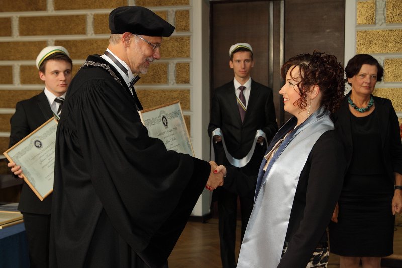 Latvijas Universitātes 94. gadadienai veltīta LU Senāta svinīgā sēde. LU doktoru promocijas ceremonija. LU rektors prof. Mārcis Auziņš pasniedz LU Apliecinājuma rakstu dr. Jeļenai Ļubenko.