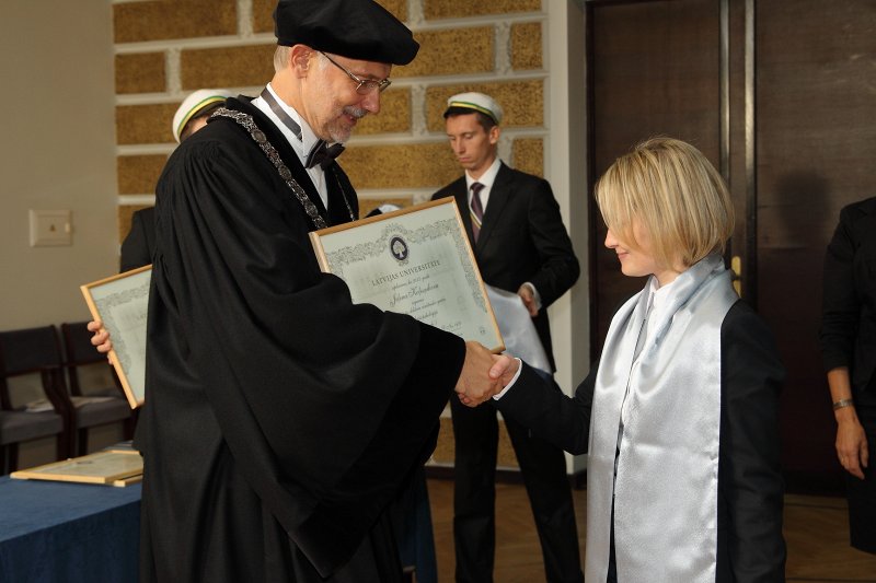 Latvijas Universitātes 94. gadadienai veltīta LU Senāta svinīgā sēde. LU doktoru promocijas ceremonija. LU rektors prof. Mārcis Auziņš pasniedz LU Apliecinājuma rakstu dr. Jeļenai Koļesņikovai.