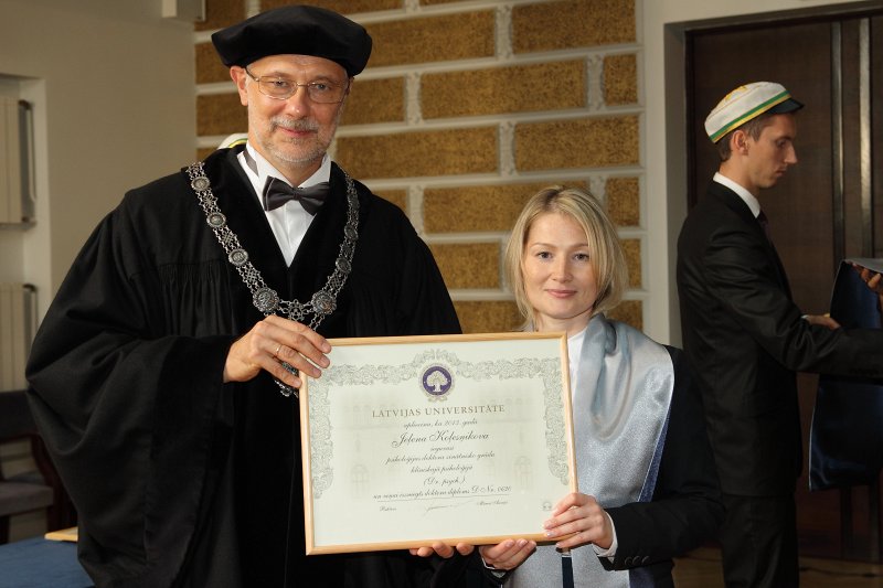 Latvijas Universitātes 94. gadadienai veltīta LU Senāta svinīgā sēde. LU doktoru promocijas ceremonija. LU rektors prof. Mārcis Auziņš pasniedz LU Apliecinājuma rakstu dr. Jeļenai Koļesņikovai.