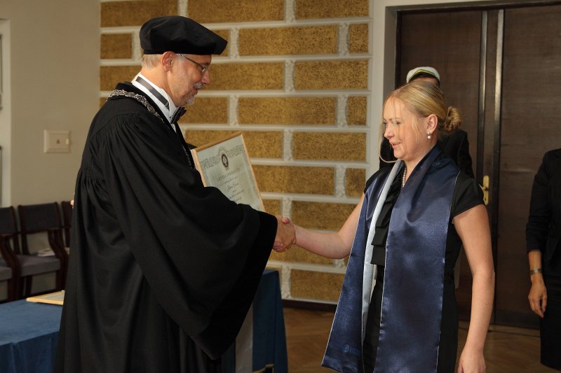 Latvijas Universitātes 94. gadadienai veltīta LU Senāta svinīgā sēde. LU doktoru promocijas ceremonija. LU rektors prof. Mārcis Auziņš pasniedz LU Apliecinājuma rakstu dr. Jeļenai Ļevinai.