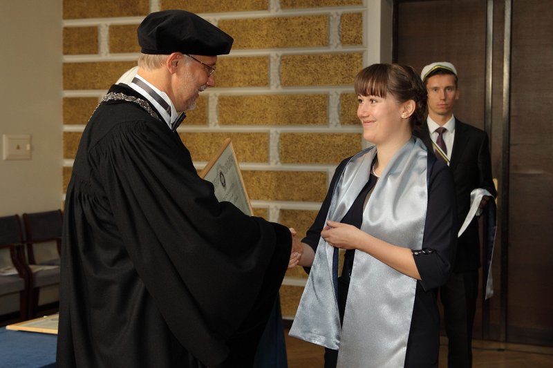 Latvijas Universitātes 94. gadadienai veltīta LU Senāta svinīgā sēde. LU doktoru promocijas ceremonija. LU rektors prof. Mārcis Auziņš pasniedz LU Apliecinājuma rakstu dr. Tatjanai Turilovai-Miščenko.