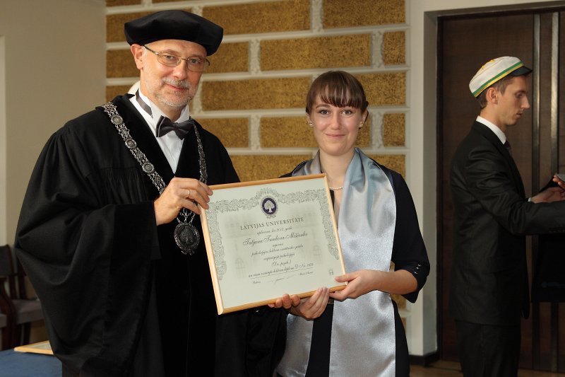 Latvijas Universitātes 94. gadadienai veltīta LU Senāta svinīgā sēde. LU doktoru promocijas ceremonija. LU rektors prof. Mārcis Auziņš pasniedz LU Apliecinājuma rakstu dr.  Tatjanai Turilovai-Miščenko.