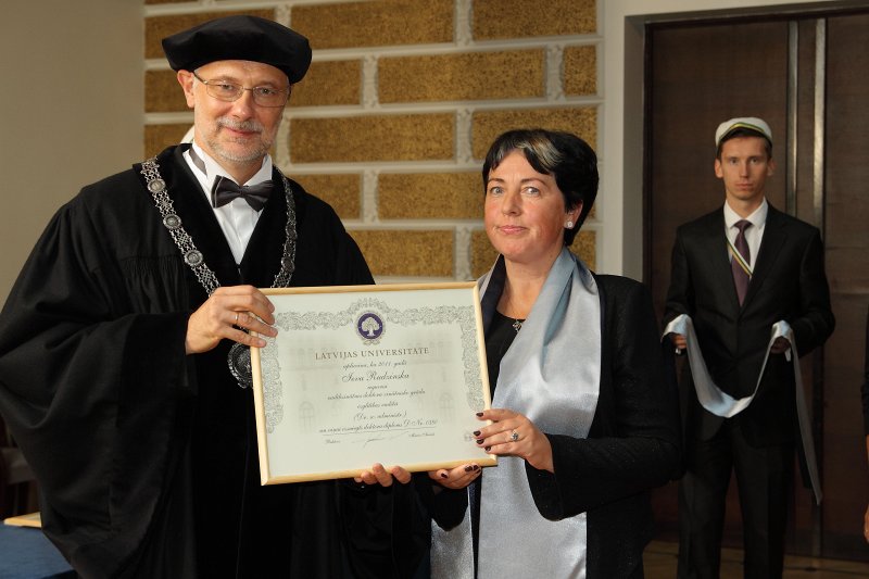 Latvijas Universitātes 94. gadadienai veltīta LU Senāta svinīgā sēde. LU doktoru promocijas ceremonija. LU rektors prof. Mārcis Auziņš pasniedz LU Apliecinājuma rakstu dr. Ievai Rudzinskai.