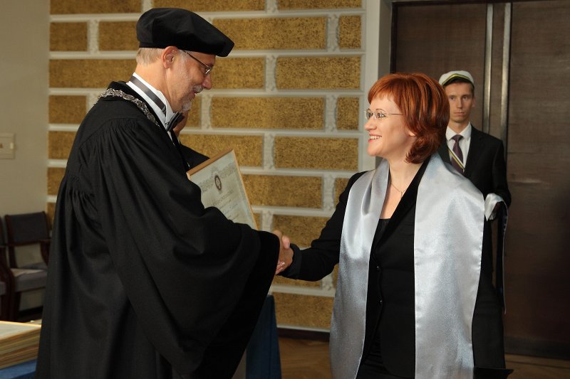 Latvijas Universitātes 94. gadadienai veltīta LU Senāta svinīgā sēde. LU doktoru promocijas ceremonija. LU rektors prof. Mārcis Auziņš pasniedz LU Apliecinājuma rakstu dr. Zandai Kalniņai-Lukaševicai.