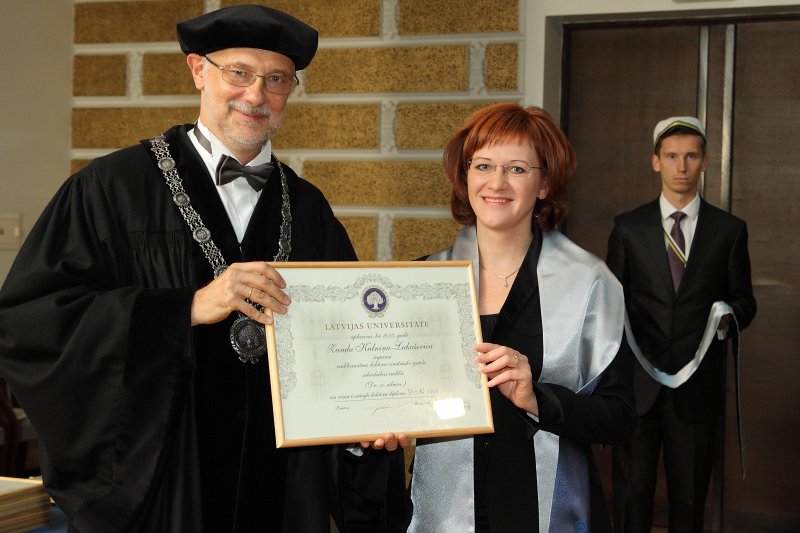 Latvijas Universitātes 94. gadadienai veltīta LU Senāta svinīgā sēde. LU doktoru promocijas ceremonija. LU rektors prof. Mārcis Auziņš pasniedz LU Apliecinājuma rakstu dr. Zandai Kalniņai-Lukaševicai.