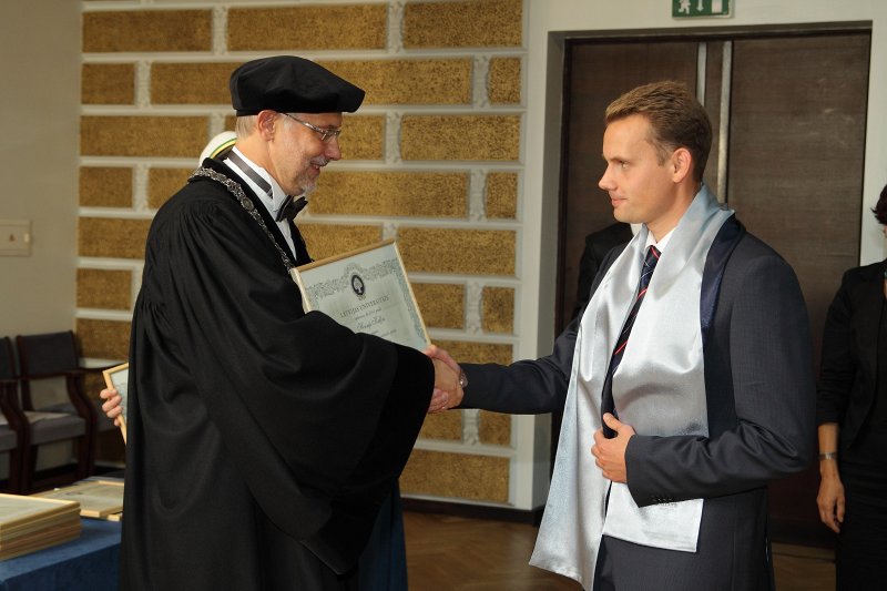 Latvijas Universitātes 94. gadadienai veltīta LU Senāta svinīgā sēde. LU doktoru promocijas ceremonija. LU rektors prof. Mārcis Auziņš pasniedz LU Apliecinājuma rakstu dr. Henrijam Kaļķim.