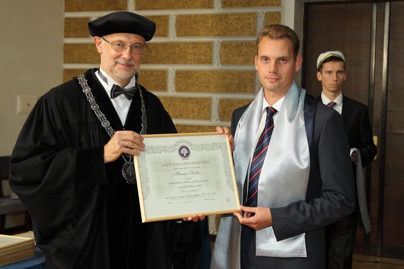 Latvijas Universitātes 94. gadadienai veltīta LU Senāta svinīgā sēde. LU doktoru promocijas ceremonija. LU rektors prof. Mārcis Auziņš pasniedz LU Apliecinājuma rakstu dr. Henrijam Kaļķim.