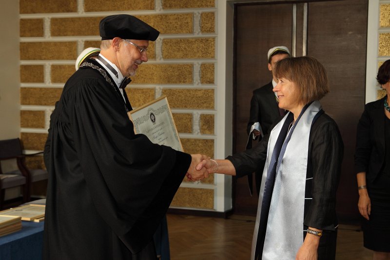 Latvijas Universitātes 94. gadadienai veltīta LU Senāta svinīgā sēde. LU doktoru promocijas ceremonija. LU rektors prof. Mārcis Auziņš pasniedz LU Apliecinājuma rakstu dr. Silvijai Kārkliņai.