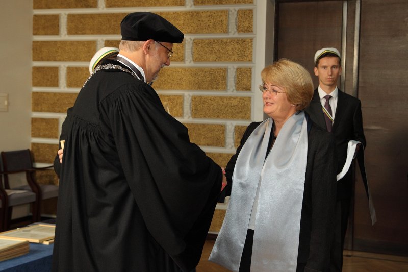 Latvijas Universitātes 94. gadadienai veltīta LU Senāta svinīgā sēde. LU doktoru promocijas ceremonija. LU rektors prof. Mārcis Auziņš pasniedz LU Apliecinājuma rakstu dr. Rajai Kočanovai.