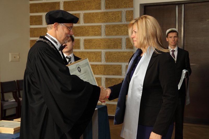 Latvijas Universitātes 94. gadadienai veltīta LU Senāta svinīgā sēde. LU doktoru promocijas ceremonija. LU rektors prof. Mārcis Auziņš pasniedz LU Apliecinājuma rakstu dr. Guntai Kraģei.