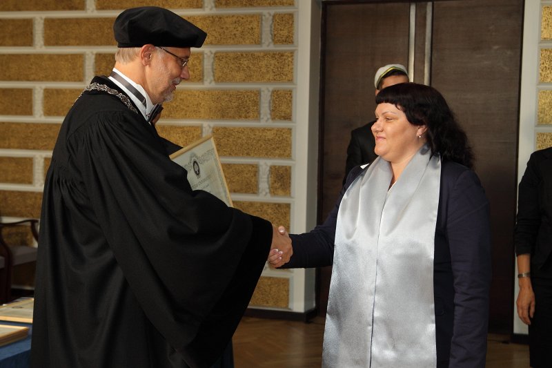 Latvijas Universitātes 94. gadadienai veltīta LU Senāta svinīgā sēde. LU doktoru promocijas ceremonija. LU rektors prof. Mārcis Auziņš pasniedz LU Apliecinājuma rakstu dr. Intai Kulbergai.