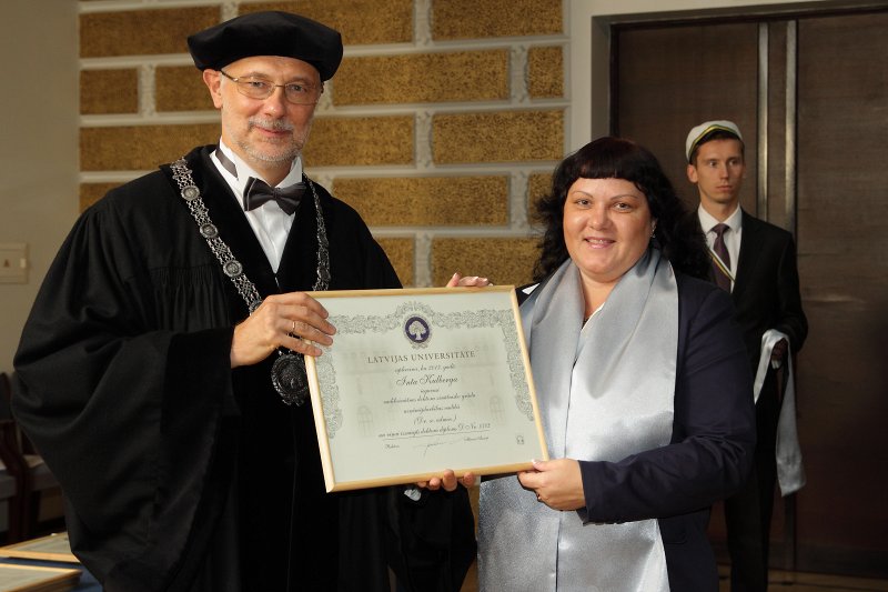 Latvijas Universitātes 94. gadadienai veltīta LU Senāta svinīgā sēde. LU doktoru promocijas ceremonija. LU rektors prof. Mārcis Auziņš pasniedz LU Apliecinājuma rakstu dr. Intai Kulbergai.