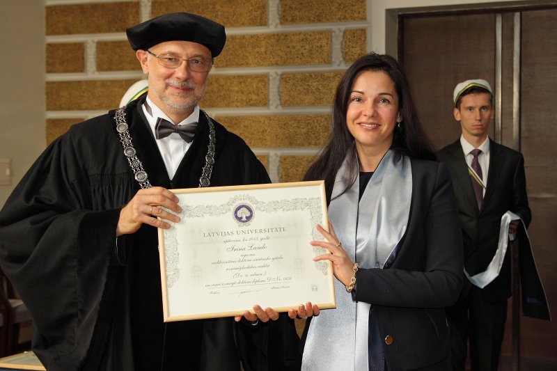 Latvijas Universitātes 94. gadadienai veltīta LU Senāta svinīgā sēde. LU doktoru promocijas ceremonija. LU rektors prof. Mārcis Auziņš pasniedz LU Apliecinājuma rakstu dr. Irinai Lando.