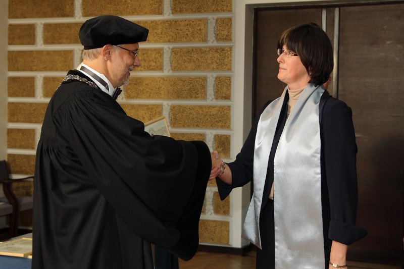 Latvijas Universitātes 94. gadadienai veltīta LU Senāta svinīgā sēde. LU doktoru promocijas ceremonija. LU rektors prof. Mārcis Auziņš pasniedz LU Apliecinājuma rakstu dr. Ingai Riemerei.